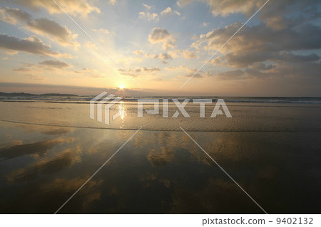 Beat the mirror like a mirror at the beach Beat the mirror like a mirror at the beach 9402132