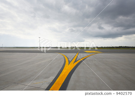 Runway Runway 9402570