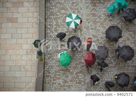 People in rain 9402571