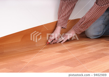floormaker making a lineleum  floor 9402989