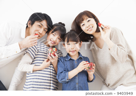 家人吃草莓 9403949