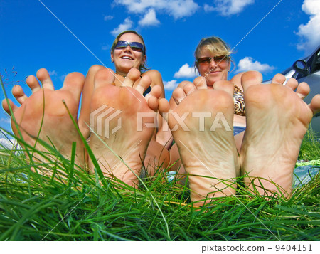 Mother and daughter in a summer vacation 9404151
