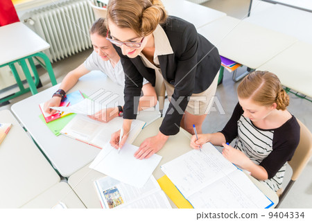 Teacher teaching students  geography lessons in school 9404334