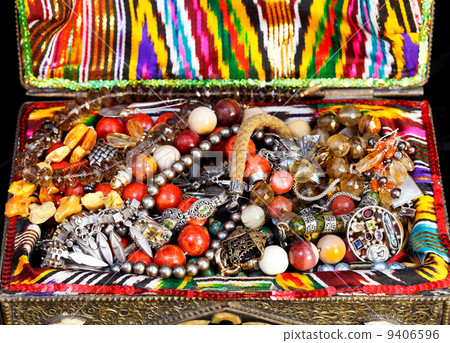 antique jewelry in ancient treasure chest antique jewelry in ancient treasure chest 9406596