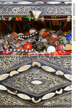 antique jewelry in ancient treasure chest antique jewelry in ancient treasure chest 9406629