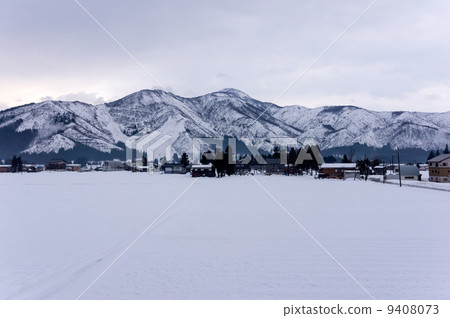 多雪的山和多雪的領域Uonuma市 多雪的山和多雪的領域Uonuma市 9408073