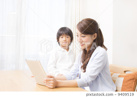 父母和孩子用餐看iPad 父母和孩子用餐看iPad 9409519