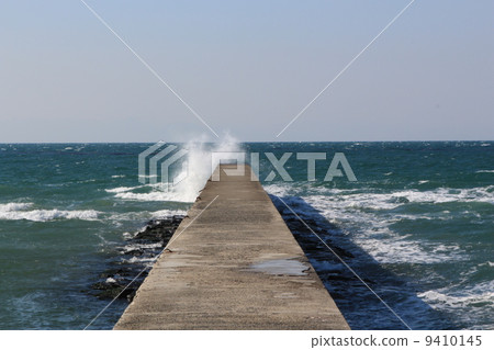 Embankment leading to the sea Embankment leading to the sea 9410145