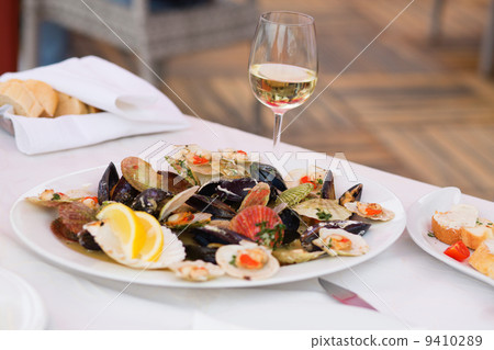 Delicious clams and glass of white wine 9410289