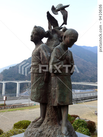 Bronze statue of lullaby 9410686