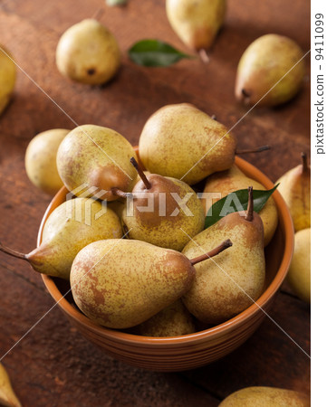 yellow pears 9411099