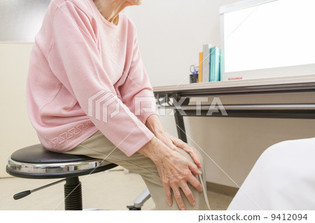 Senior with knee hurts 9412094