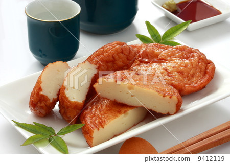 SATSURIGASHI Kimimi日本食物揉的地面簡要白色背景 SATSURIGASHI Kimimi日本食物揉的地面簡要白色背景 9412119