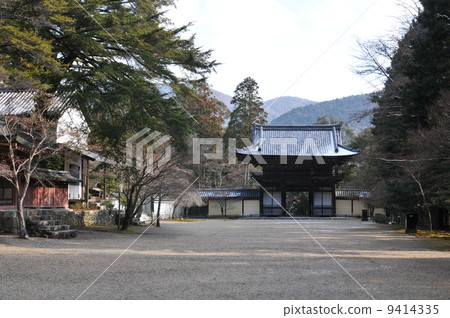 京都府京都市右京區從轄區內看到的神行寺山門和冬季高尾山 9414335