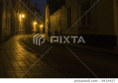 布魯日道路在晚上 9414427