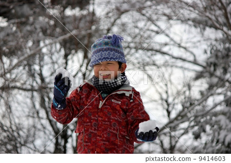 Boy playing in the snow 9414603