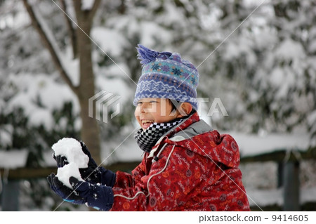 Boy playing in the snow 9414605