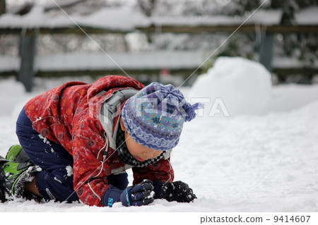 Crazy about playing in the snow 9414607