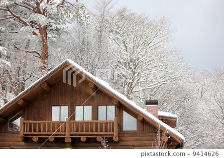 Snowy mountain lodge Snowy mountain lodge 9414626