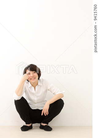蹲著的女人 9415760