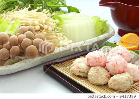 Tsumabe pot ingredients white background 9417399