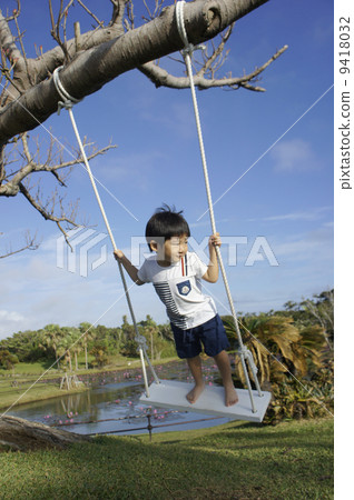 孩子們玩鞦韆 9418032