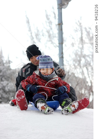 雪橇與父母和孩子滑倒 雪橇與父母和孩子滑倒 9418216