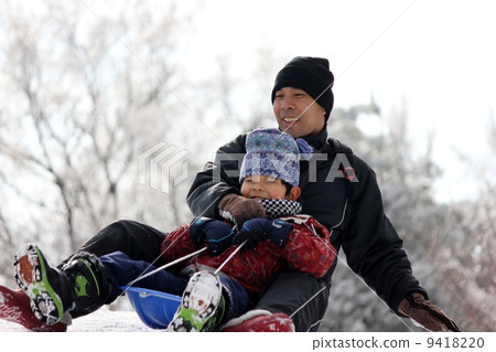 雪橇與父母和孩子滑倒 9418220