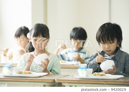 Elementary school students who eat lunch Elementary school students who eat lunch 9420029