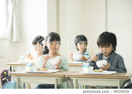 Elementary school students who eat lunch Elementary school students who eat lunch 9420030
