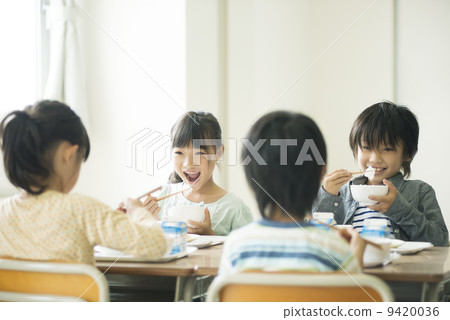 吃午飯的小學生 吃午飯的小學生 9420036