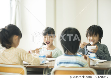 吃午飯的小學生 吃午飯的小學生 9420037