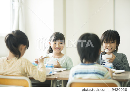Elementary school students who eat lunch Elementary school students who eat lunch 9420038