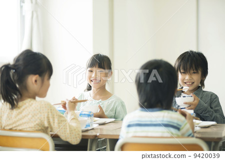 吃午飯的小學生 9420039