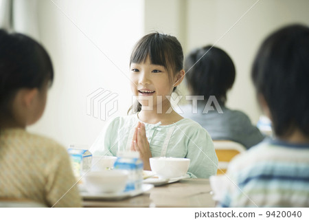 在飯前放手的小學生 在飯前放手的小學生 9420040