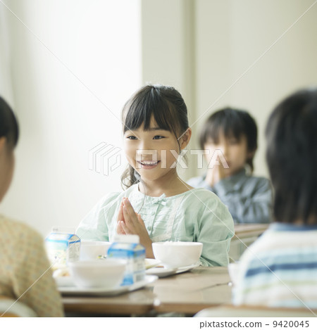 在飯前放手的小學生 在飯前放手的小學生 9420045