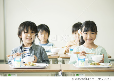 Elementary school students who eat lunch Elementary school students who eat lunch 9420052