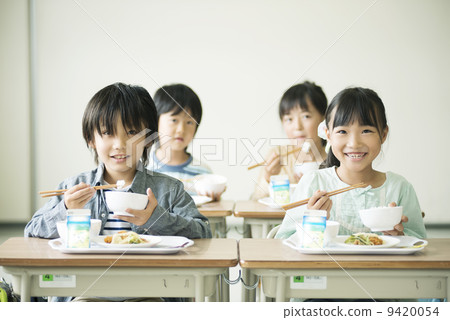 Elementary school students who eat lunch Elementary school students who eat lunch 9420054