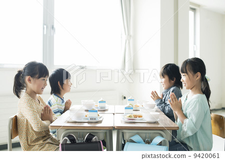Elementary school student who puts her hands before meal 9420061