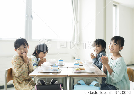 在飯前放手的小學生 在飯前放手的小學生 9420063