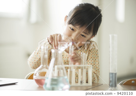 Elementary school student experimenting 9420110