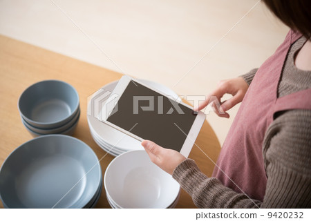 家庭主婦和平板電腦 9420232