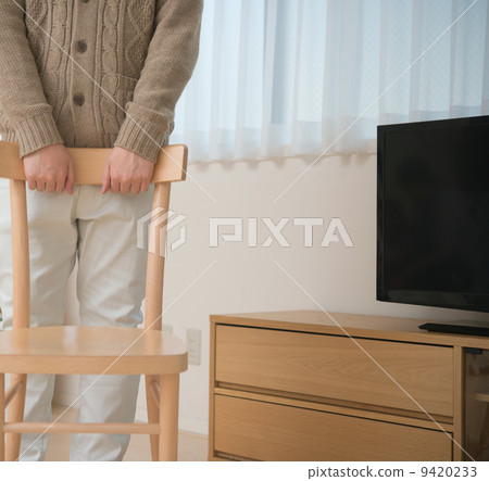 一個男人坐在椅子上 9420233