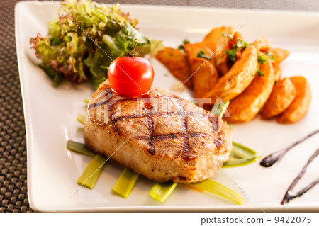 steak with potatoes 9422075