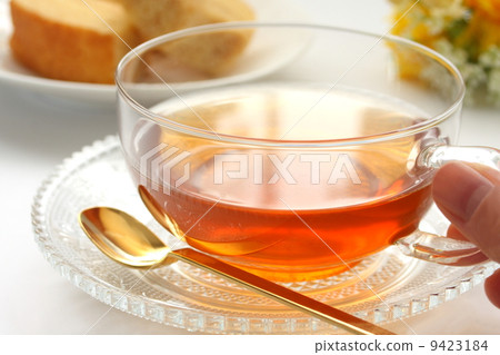 紅茶手Baumkuchen糖果茶時間白色背景 紅茶手Baumkuchen糖果茶時間白色背景 9423184