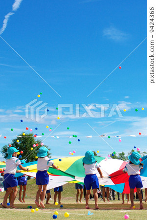 Para balloon shining in autumn sky at kindergarten sports festival Para balloon shining in autumn sky at kindergarten sports festival 9424366