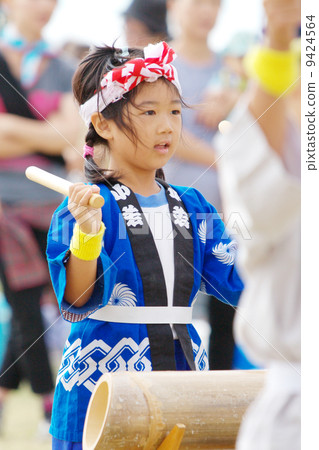 在幼兒園運動會上充當節日的女孩 在幼兒園運動會上充當節日的女孩 9424564