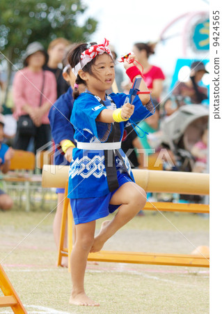 在幼兒園運動會上充當節日的女孩 在幼兒園運動會上充當節日的女孩 9424565