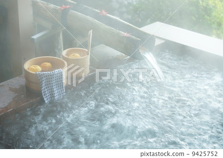 秋冬季材料·在溫泉的早晨，柚子果實·熱水中的側面位置嗡嗡嗡嗡的熱水煙 9425752
