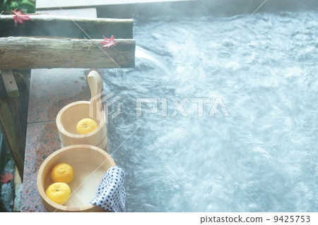 秋冬季材料·在溫泉的早晨，柚子果實·熱水中的側面位置嗡嗡嗡嗡的熱水煙 9425753